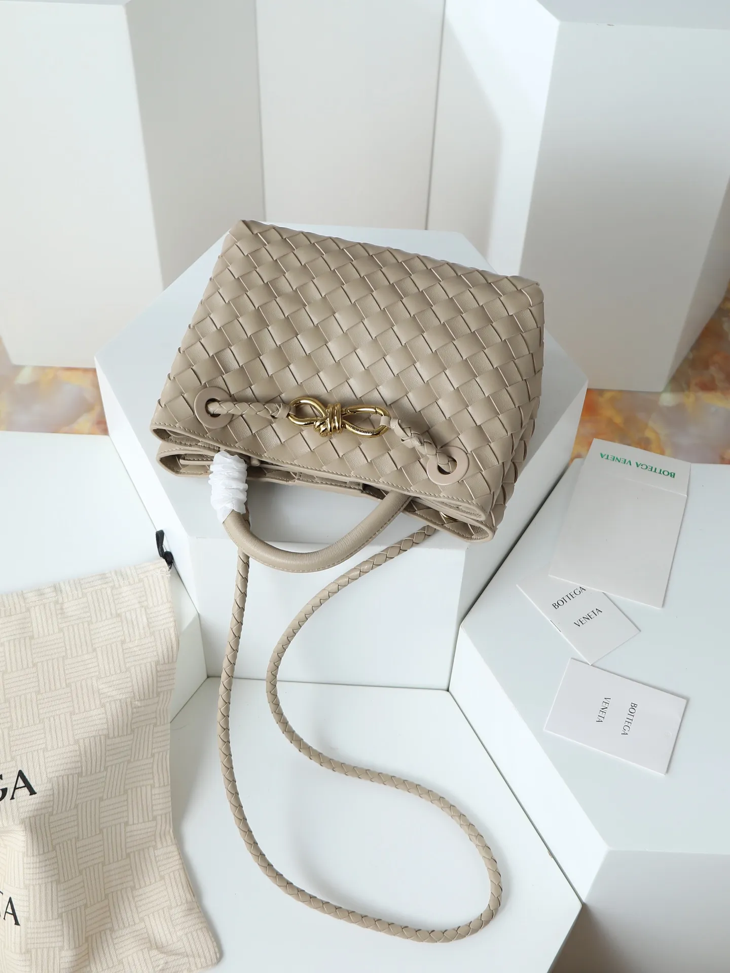 1300. Andiamo is shipping‼ ️Really popular🔥The new Andiamo woven handbag launched by Bottega Veneta this season is really popular all over the world! ! Celebrities at home and abroad have worn it, and Oscar-winning actress Michelle Yeoh has taken it out on the street. Song Jia, Trai Yala, Yu Feihong, Sanji Ayaka, Rosie Hunting-Whiteley, Yoshioka Riho, etc. have all worn this bag. It is classic and versatile and shows off your temperament, and the bag capacity is also large, which is very convenient for daily commuting! ! A variety of carrying methods, the shoulder straps can be adjusted by yourself, the original lambskin feels soft and delicate, and the unisex style breaks the gender boundaries and brings a more practical and long-lasting use experience. Andiamo, which has both elegant and casual styles, perfectly interprets the true appearance of "fashionable old money style". Style number: 766014 Size: 25*22*10.5cm